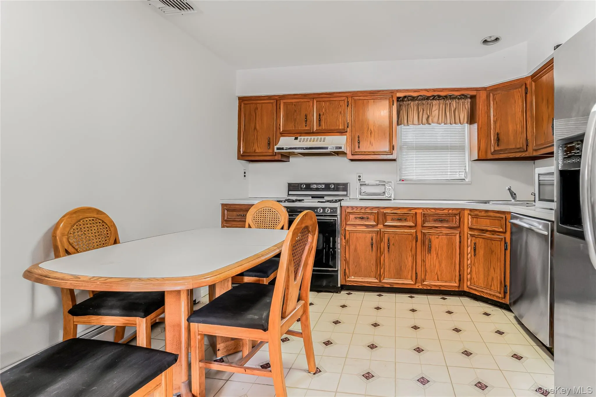 8 8th Street, North Hempstead, NY, 3 Bedrooms Bedrooms, 7 Rooms Rooms,3 BathroomsBathrooms,Residential,For Rent,8th,0,1012060 8 8th Street, North Hempstead, NY, 3 Bedrooms Bedrooms, 7 Rooms Rooms,3 BathroomsBathrooms,Residential,For Rent,8th,0,1012060