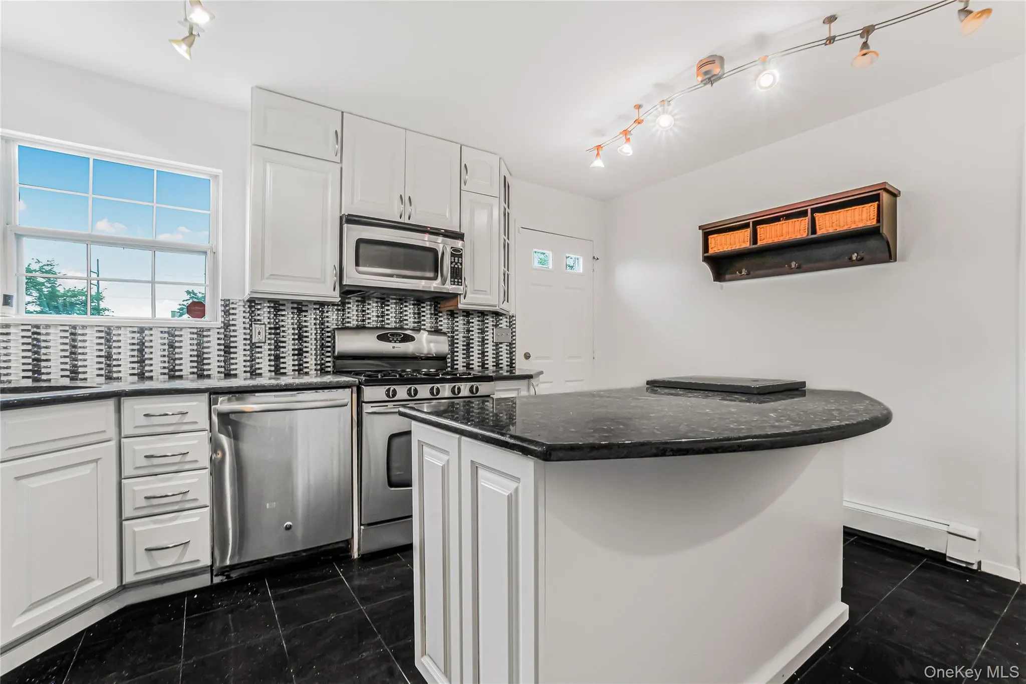 8 8th Street, North Hempstead, NY, 3 Bedrooms Bedrooms, 7 Rooms Rooms,3 BathroomsBathrooms,Residential,For Rent,8th,0,1012060 8 8th Street, North Hempstead, NY, 3 Bedrooms Bedrooms, 7 Rooms Rooms,3 BathroomsBathrooms,Residential,For Rent,8th,0,1012060