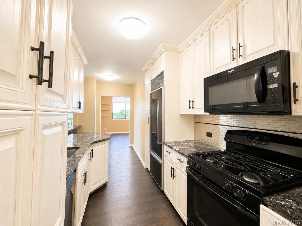 27110 Grand Central Parkway, New York, NY, 1 Bedroom Bedrooms, 4 Rooms Rooms,1 BathroomBathrooms,Residential,For Rent,Grand Central,0,1012078 27110 Grand Central Parkway, New York, NY, 1 Bedroom Bedrooms, 4 Rooms Rooms,1 BathroomBathrooms,Residential,For Rent,Grand Central,0,1012078