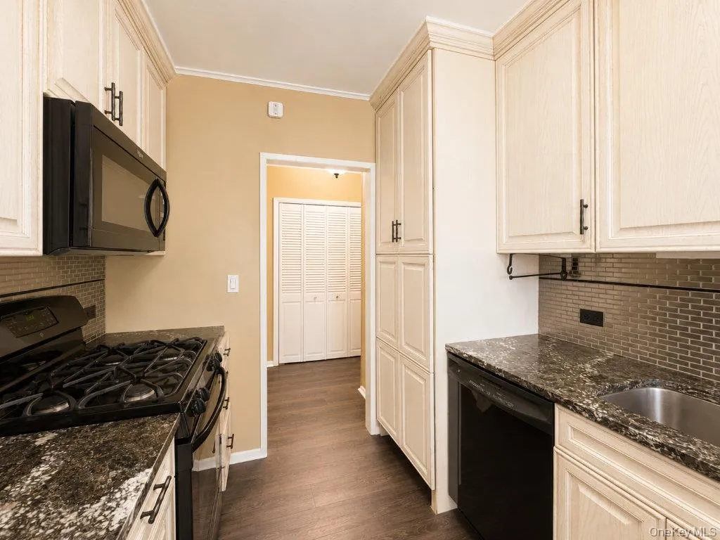 27110 Grand Central Parkway, New York, NY, 1 Bedroom Bedrooms, 4 Rooms Rooms,1 BathroomBathrooms,Residential,For Rent,Grand Central,0,1012078 27110 Grand Central Parkway, New York, NY, 1 Bedroom Bedrooms, 4 Rooms Rooms,1 BathroomBathrooms,Residential,For Rent,Grand Central,0,1012078