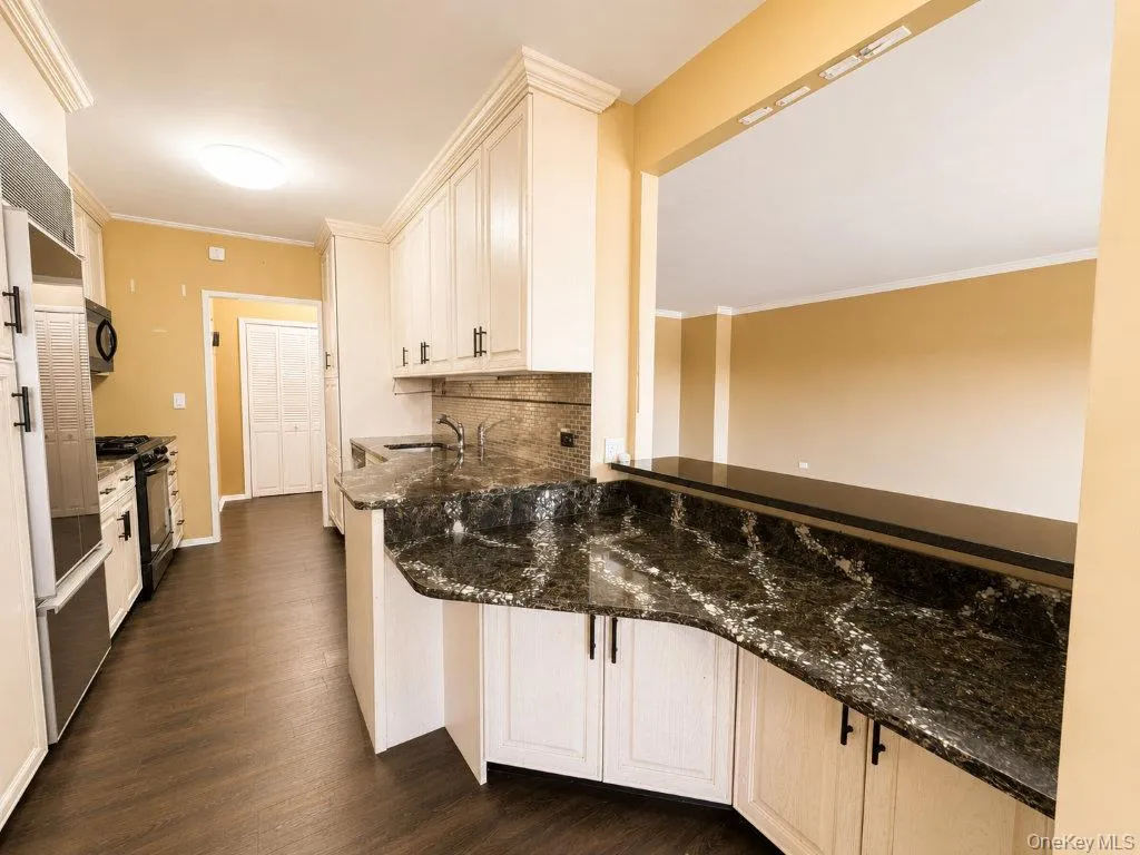 27110 Grand Central Parkway, New York, NY, 1 Bedroom Bedrooms, 4 Rooms Rooms,1 BathroomBathrooms,Residential,For Rent,Grand Central,0,1012078 27110 Grand Central Parkway, New York, NY, 1 Bedroom Bedrooms, 4 Rooms Rooms,1 BathroomBathrooms,Residential,For Rent,Grand Central,0,1012078