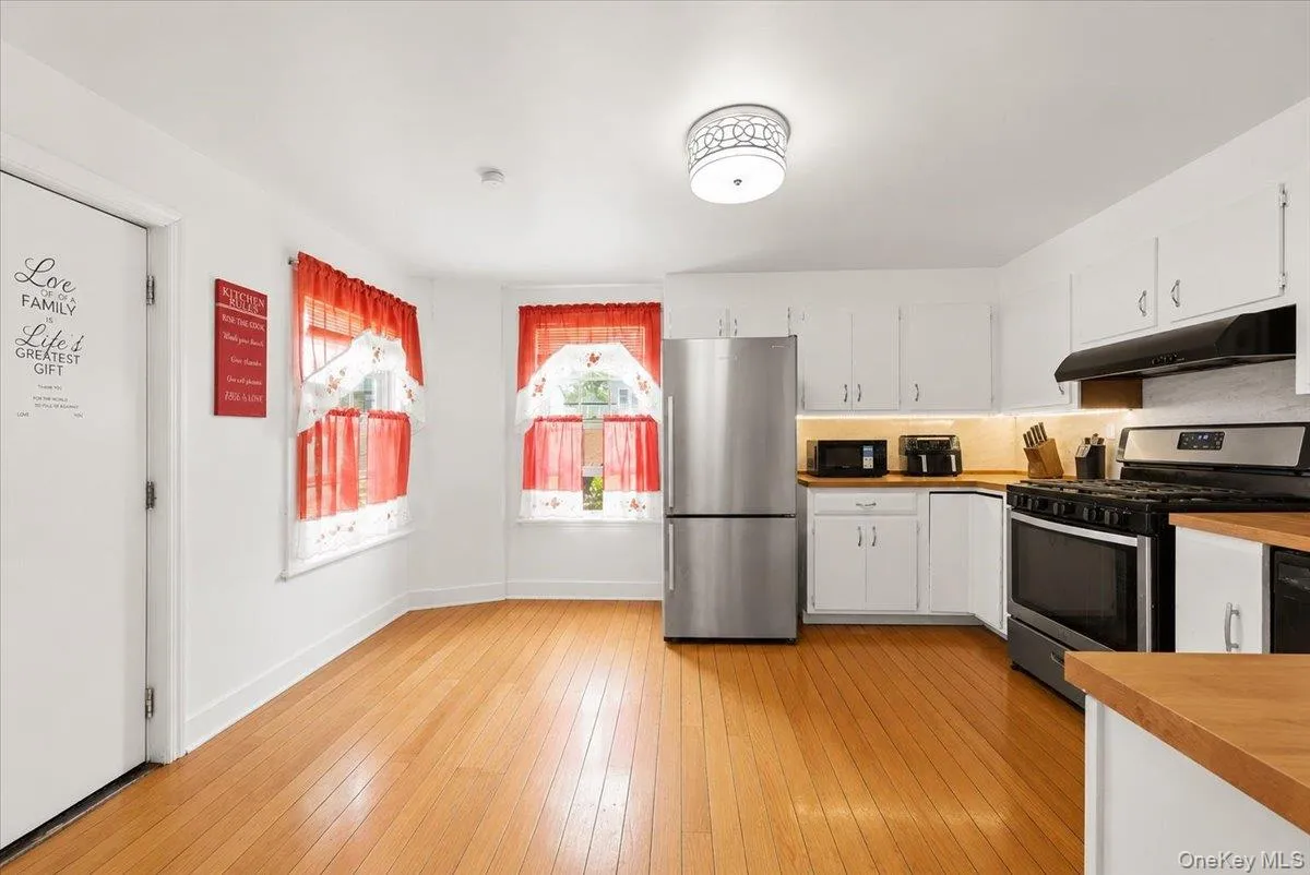 413 Union Avenue, Mount Vernon, NY, 3 Bedrooms Bedrooms, 10 Rooms Rooms,2 BathroomsBathrooms,Residential,For Rent,Union,0,1012095 413 Union Avenue, Mount Vernon, NY, 3 Bedrooms Bedrooms, 10 Rooms Rooms,2 BathroomsBathrooms,Residential,For Rent,Union,0,1012095