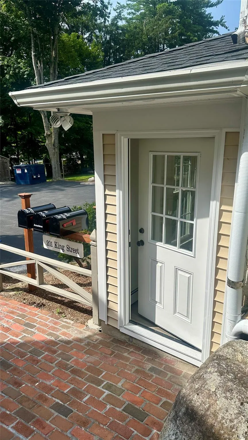 Additional Side Entrance-Parking in the rear Additional Side Entrance-Parking in the rear
