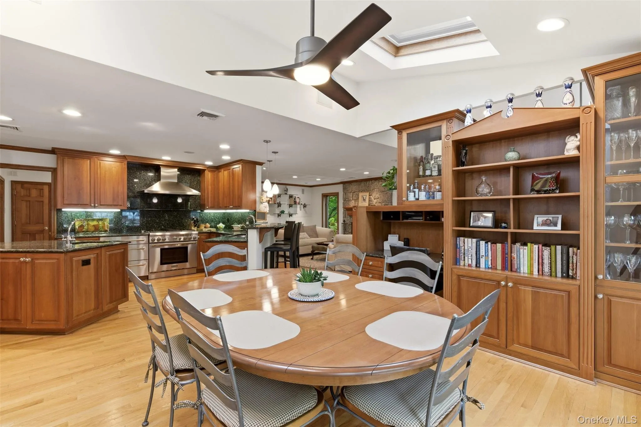 Eat-In Kitchen Eat-In Kitchen