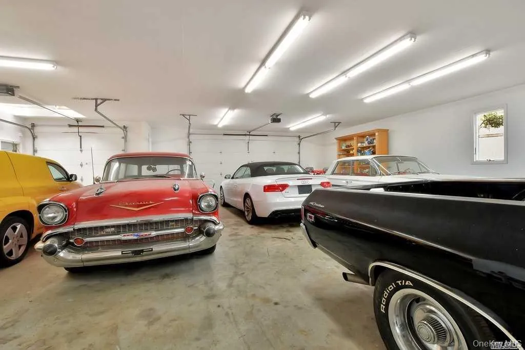 ROOM FOR 8 VEHICLES ROOM FOR 8 VEHICLES