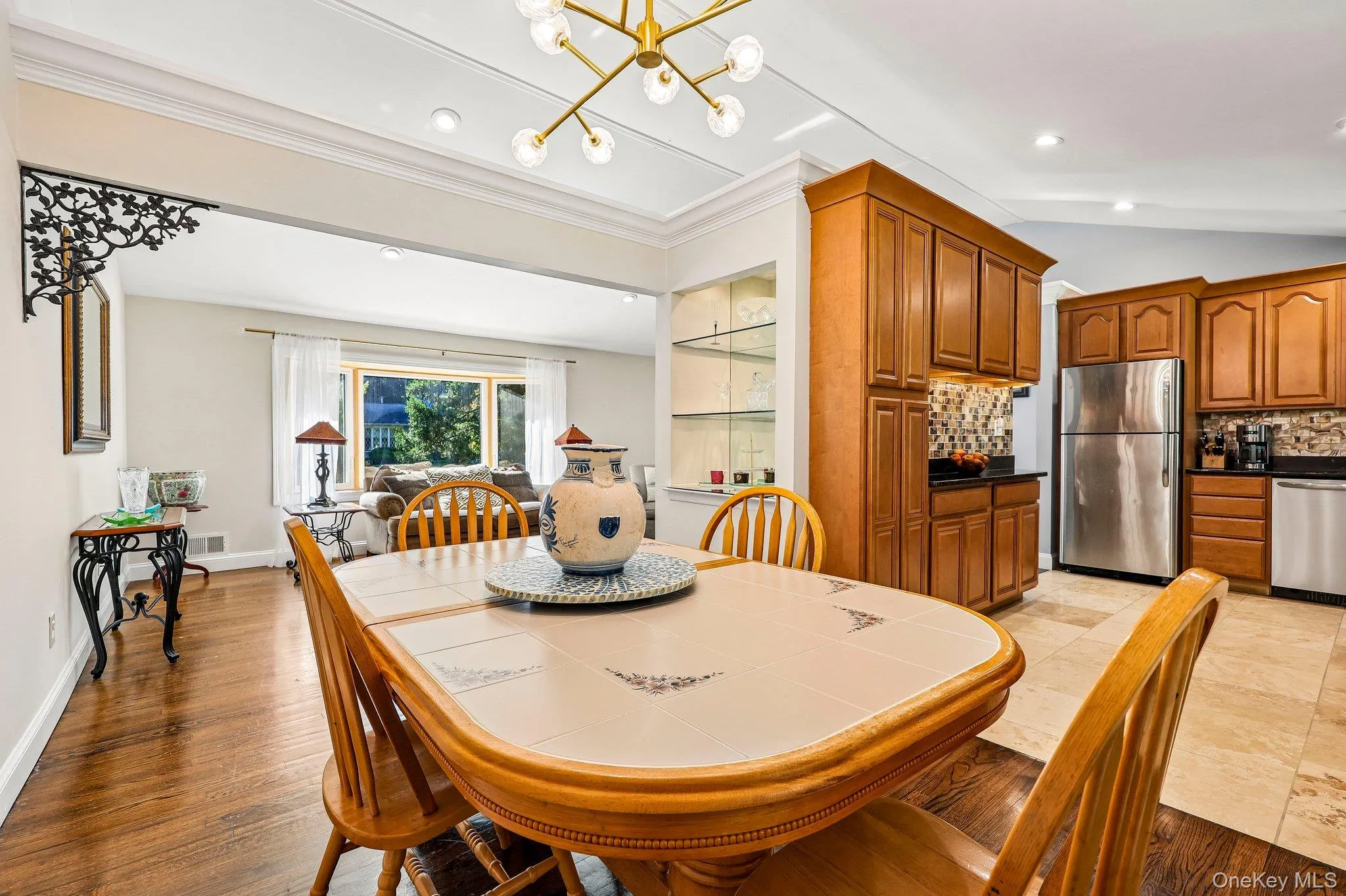 Seamless connection between dining room and kitchen Seamless connection between dining room and kitchen