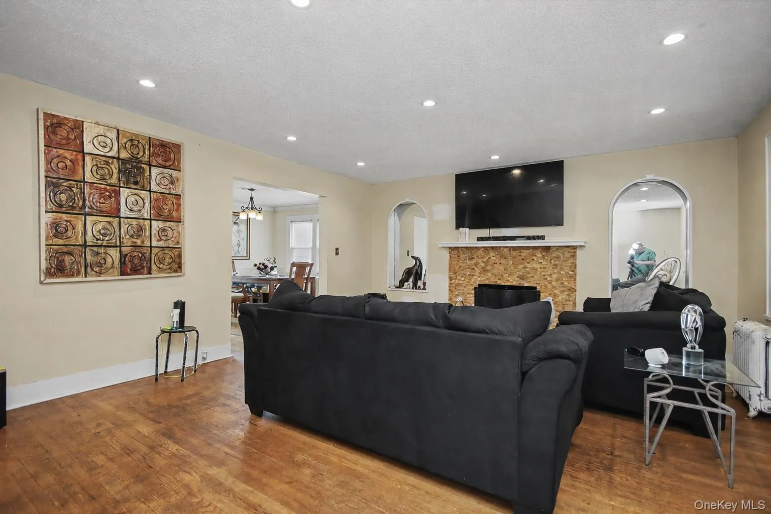 Virtually staged, clutter has been removed. Virtually staged, clutter has been removed.