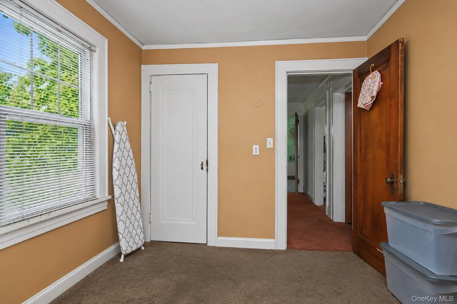 Virtually staged, clutter has been removed. Virtually staged, clutter has been removed.