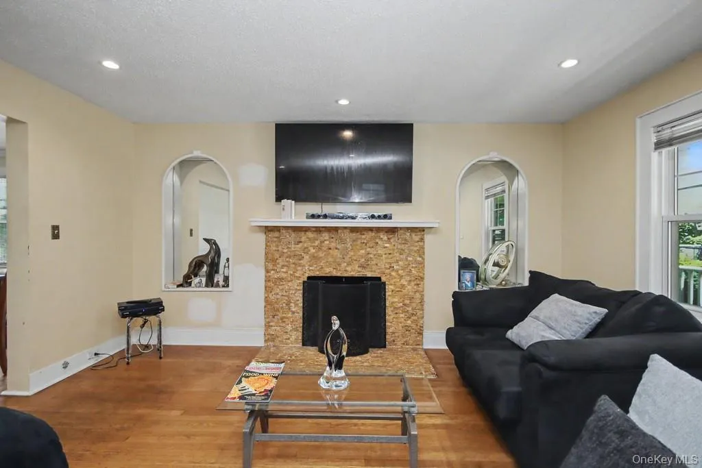 Virtually staged, clutter has been removed. Virtually staged, clutter has been removed.