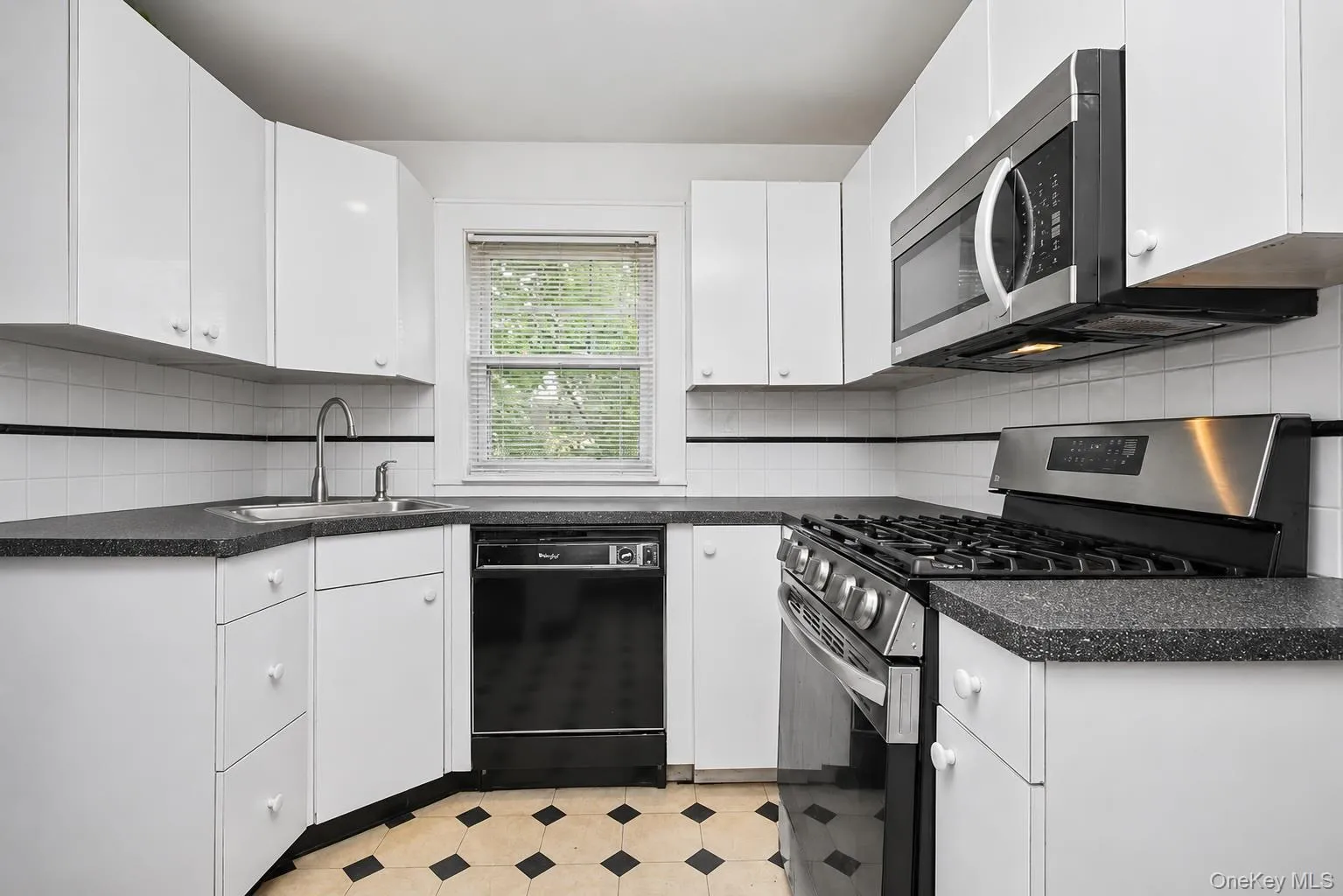 Virtually staged, clutter has been removed. Virtually staged, clutter has been removed.