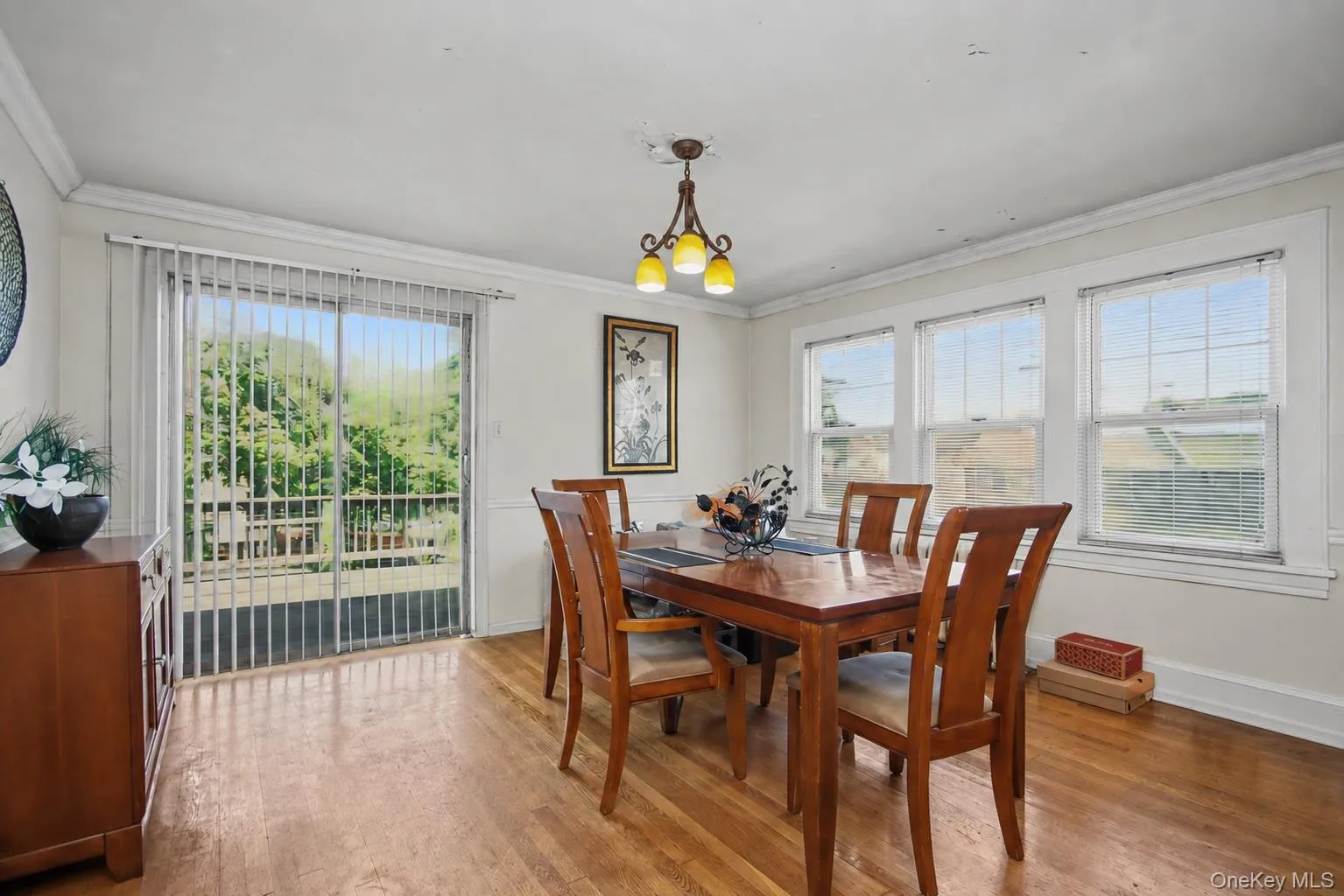Virtually staged, clutter has been removed. Virtually staged, clutter has been removed.