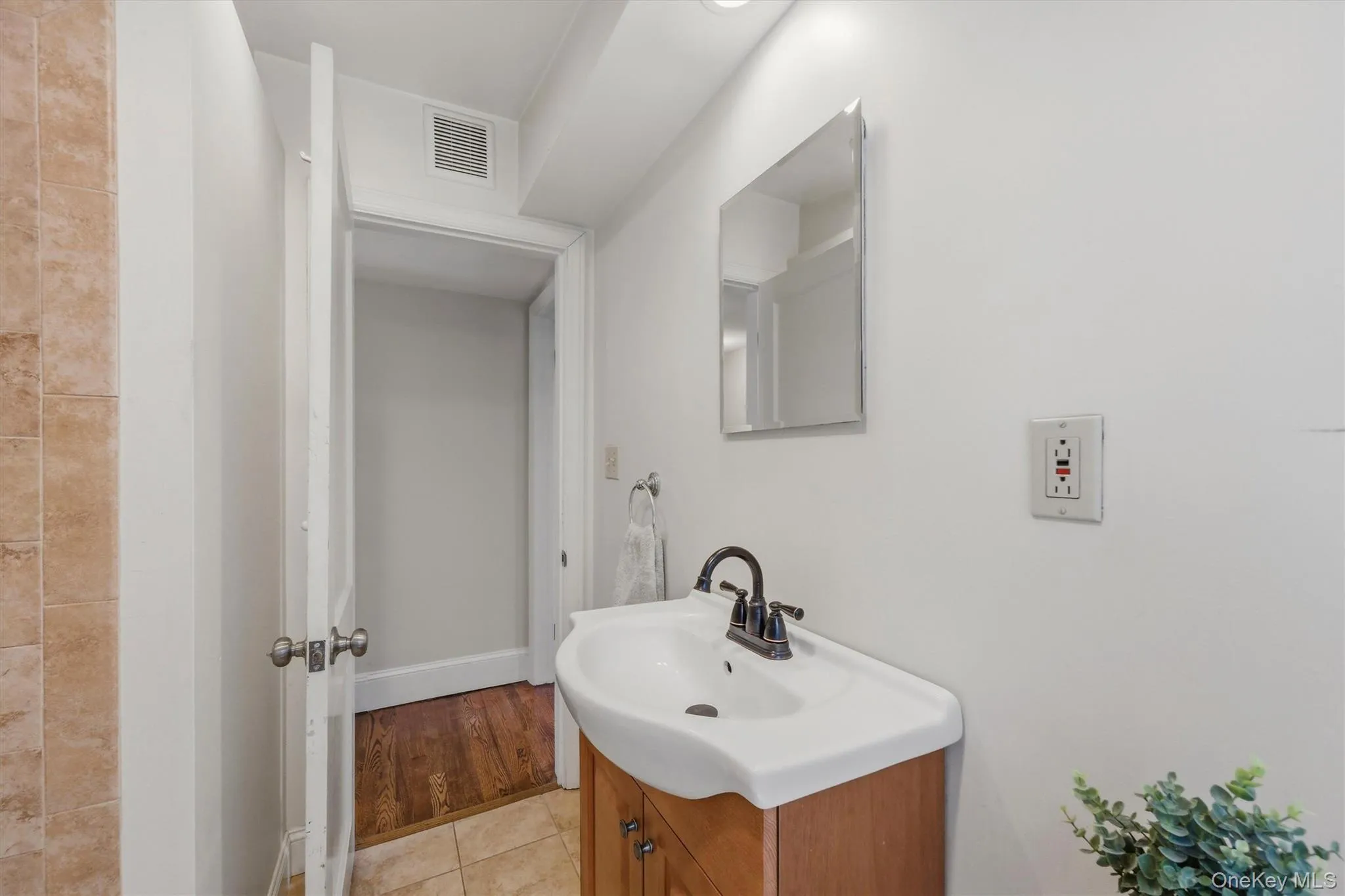 20 Valley View Road, Hyde Park, NY, 4 Bedrooms Bedrooms, 8 Rooms Rooms,2 BathroomsBathrooms,Residential,For Rent,Valley View,0,KEY1012183 20 Valley View Road, Hyde Park, NY, 4 Bedrooms Bedrooms, 8 Rooms Rooms,2 BathroomsBathrooms,Residential,For Rent,Valley View,0,KEY1012183