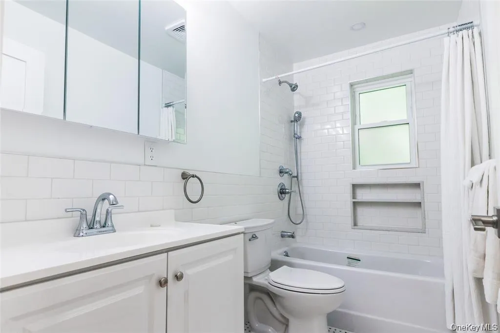 25 Van Duzen Place, Eastchester, NY, 5 Bedrooms Bedrooms, 10 Rooms Rooms,3 BathroomsBathrooms,Residential Lease,For Rent,Van Duzen,0,1012184 25 Van Duzen Place, Eastchester, NY, 5 Bedrooms Bedrooms, 10 Rooms Rooms,3 BathroomsBathrooms,Residential Lease,For Rent,Van Duzen,0,1012184