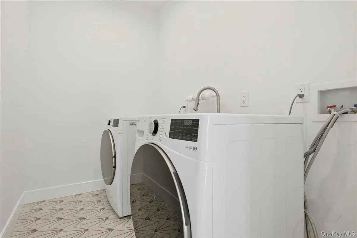 24 Middle Lane, Hempstead, NY, 5 Bedrooms Bedrooms, 8 Rooms Rooms,5 BathroomsBathrooms,Residential,For Rent,Middle,0,1012186 24 Middle Lane, Hempstead, NY, 5 Bedrooms Bedrooms, 8 Rooms Rooms,5 BathroomsBathrooms,Residential,For Rent,Middle,0,1012186