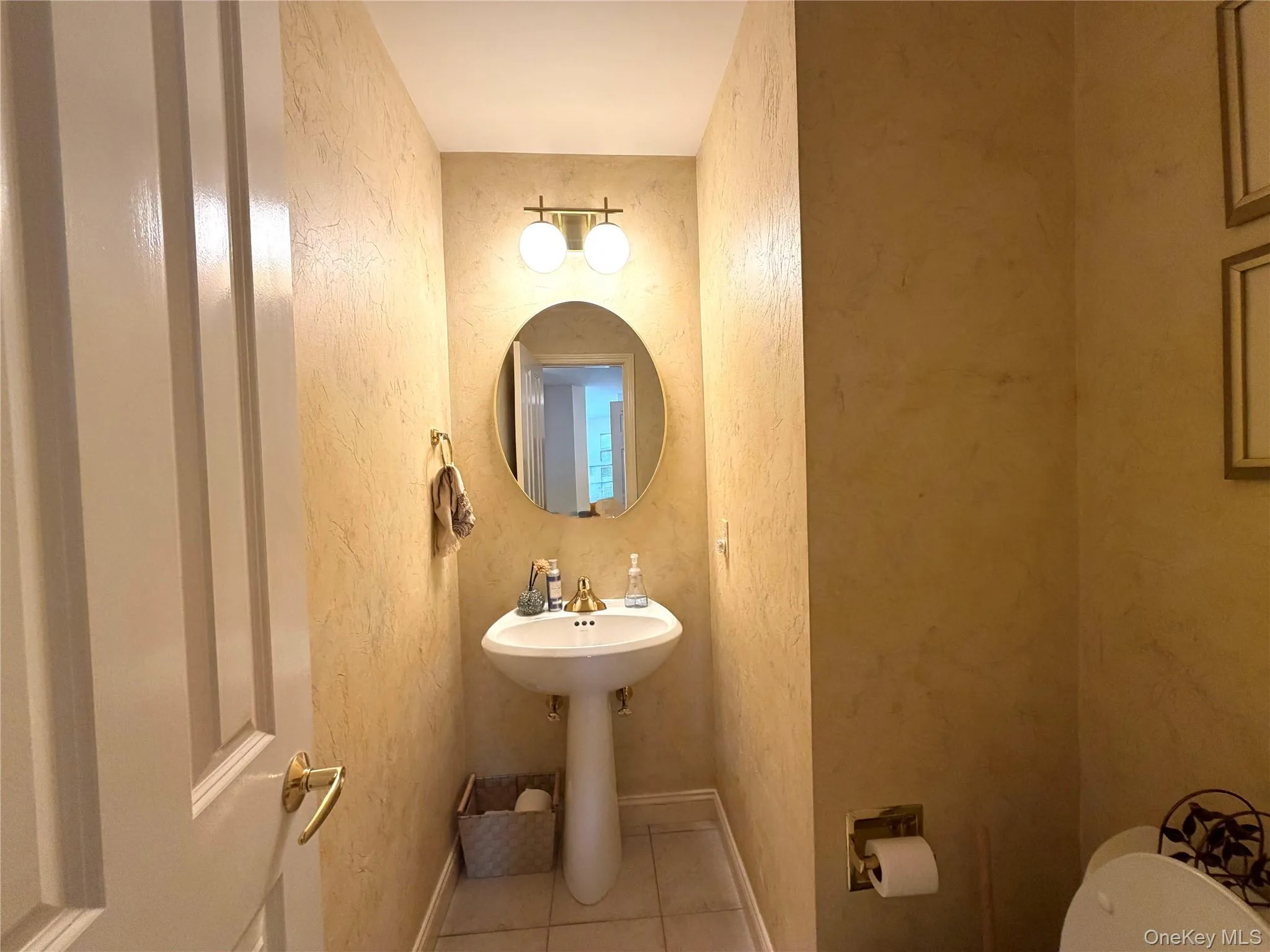 !/2 bath main level !/2 bath main level