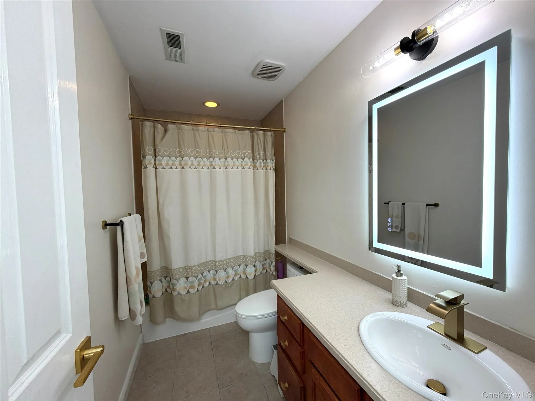 Full bath in hall between second and third bedrooms Full bath in hall between second and third bedrooms