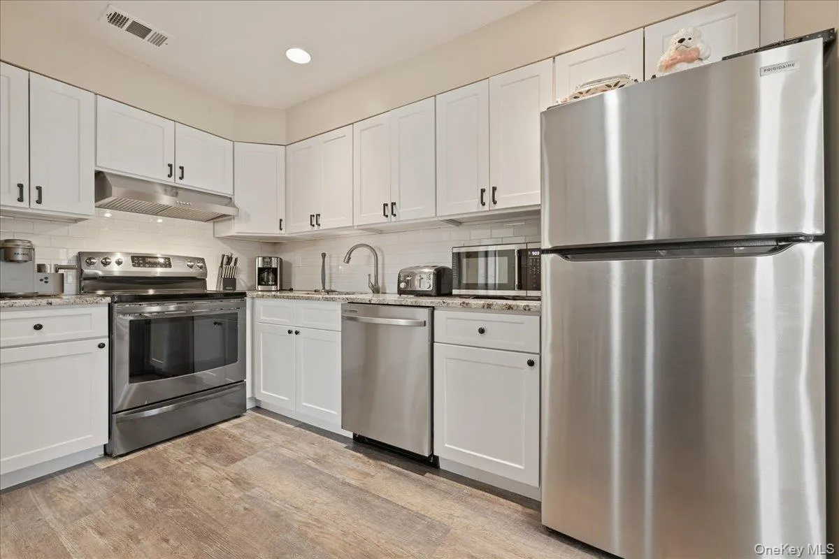 127 Laurel Lane, Hempstead, NY, 1 Bedroom Bedrooms, 4 Rooms Rooms,1 BathroomBathrooms,Residential,For Rent,Laurel,0,1012211 127 Laurel Lane, Hempstead, NY, 1 Bedroom Bedrooms, 4 Rooms Rooms,1 BathroomBathrooms,Residential,For Rent,Laurel,0,1012211