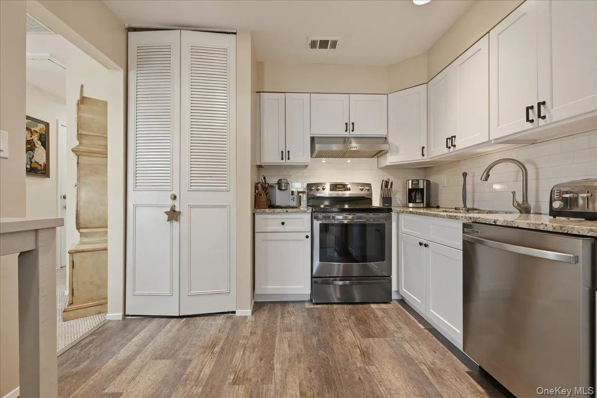 127 Laurel Lane, Hempstead, NY, 1 Bedroom Bedrooms, 4 Rooms Rooms,1 BathroomBathrooms,Residential,For Rent,Laurel,0,1012211 127 Laurel Lane, Hempstead, NY, 1 Bedroom Bedrooms, 4 Rooms Rooms,1 BathroomBathrooms,Residential,For Rent,Laurel,0,1012211