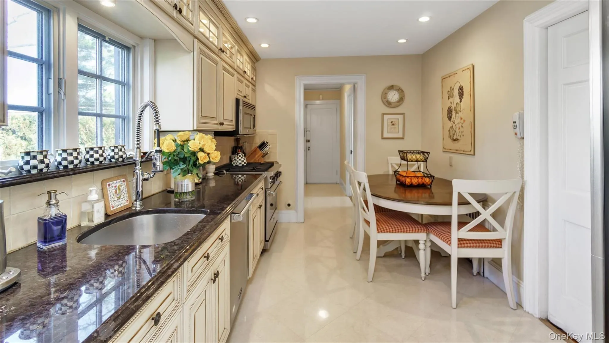 Eat-In Kitchen Eat-In Kitchen