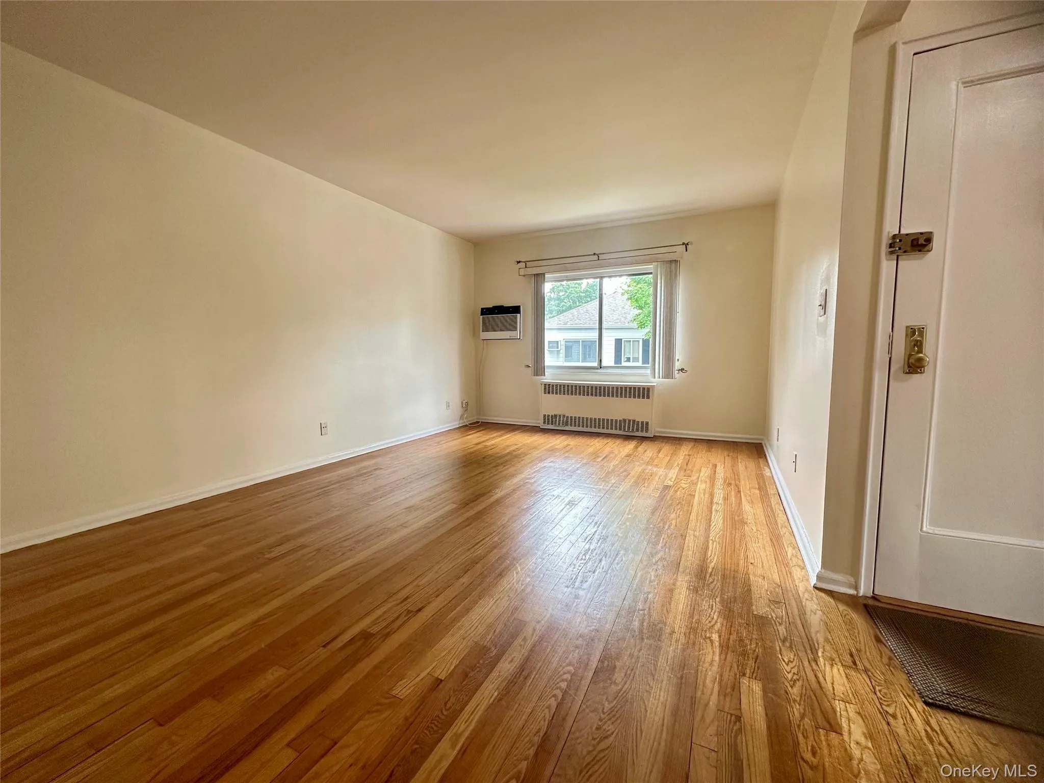 Spacious living room, overlooks courtyard. Spacious living room, overlooks courtyard.