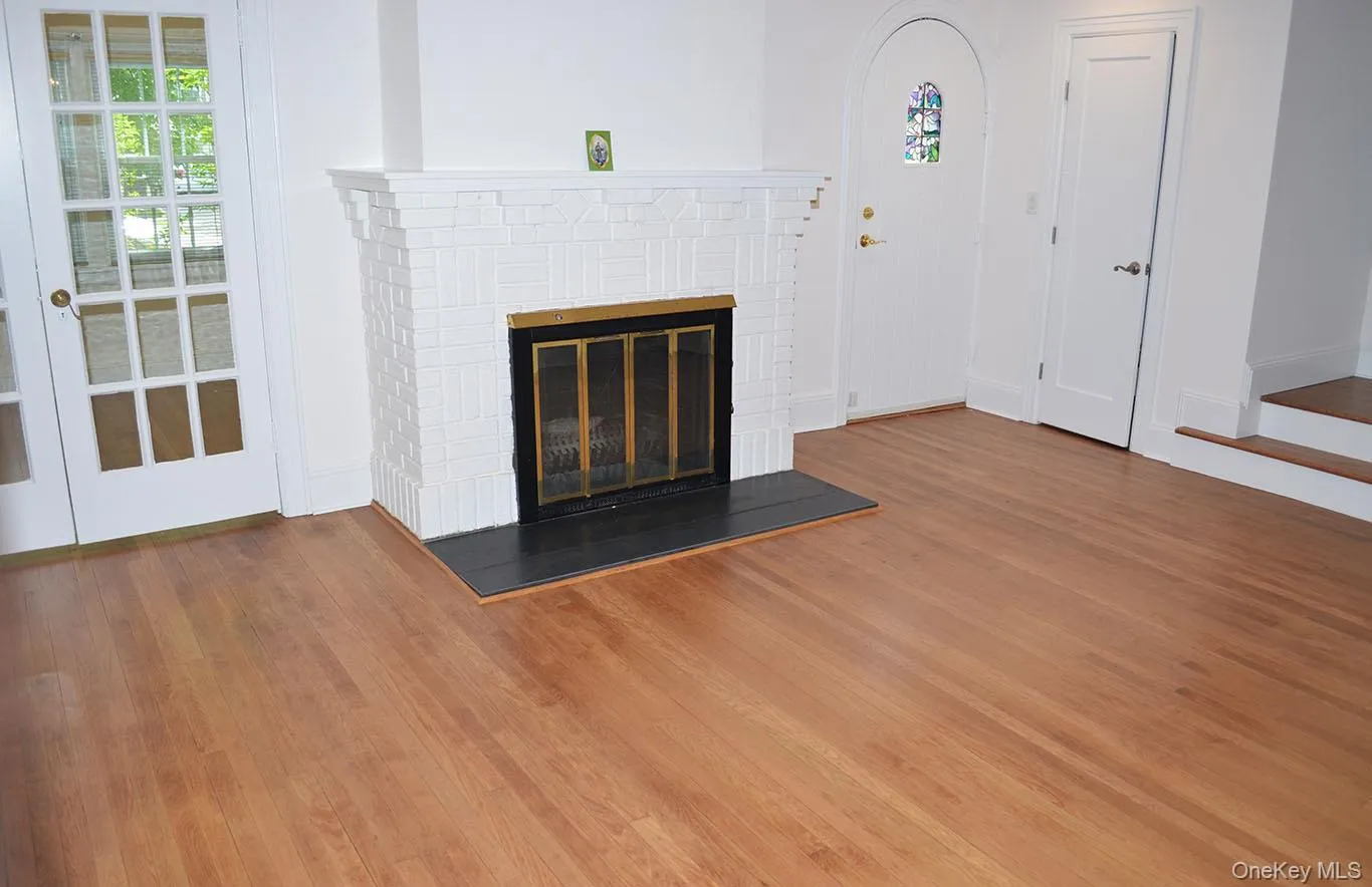 Living room with fireplace & hardwood floors Living room with fireplace & hardwood floors