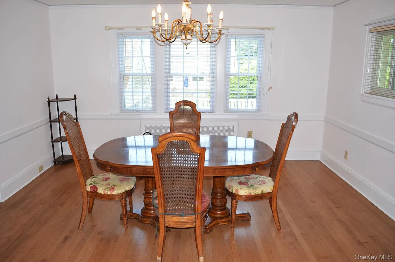 Spacious dining room Spacious dining room