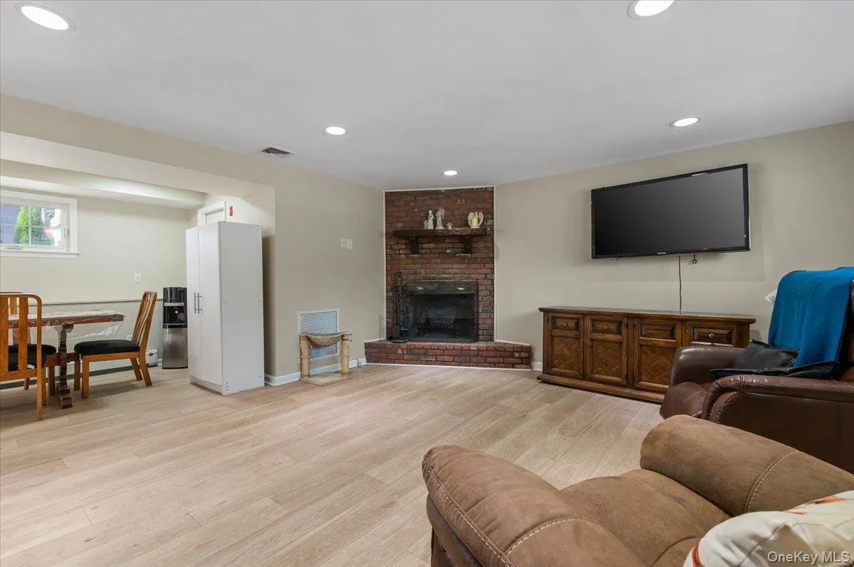 16 Taft Avenue, Oyster Bay, NY, 5 Bedrooms Bedrooms, 11 Rooms Rooms,3 BathroomsBathrooms,Residential,For Rent,Taft,0,1012292 16 Taft Avenue, Oyster Bay, NY, 5 Bedrooms Bedrooms, 11 Rooms Rooms,3 BathroomsBathrooms,Residential,For Rent,Taft,0,1012292