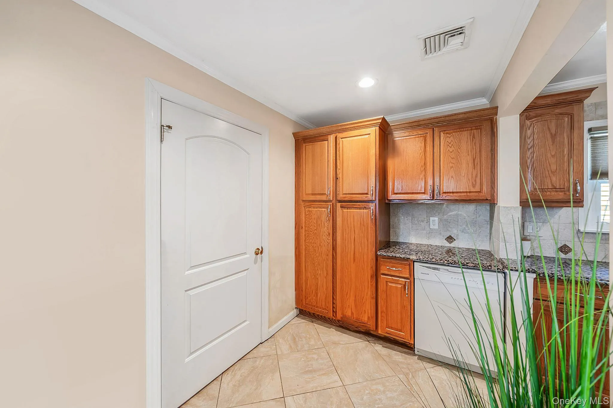 52 Eastlake Avenue, Oyster Bay, NY, 3 Bedrooms Bedrooms, 7 Rooms Rooms,1 BathroomBathrooms,Residential,For Rent,Eastlake,0,1012298 52 Eastlake Avenue, Oyster Bay, NY, 3 Bedrooms Bedrooms, 7 Rooms Rooms,1 BathroomBathrooms,Residential,For Rent,Eastlake,0,1012298