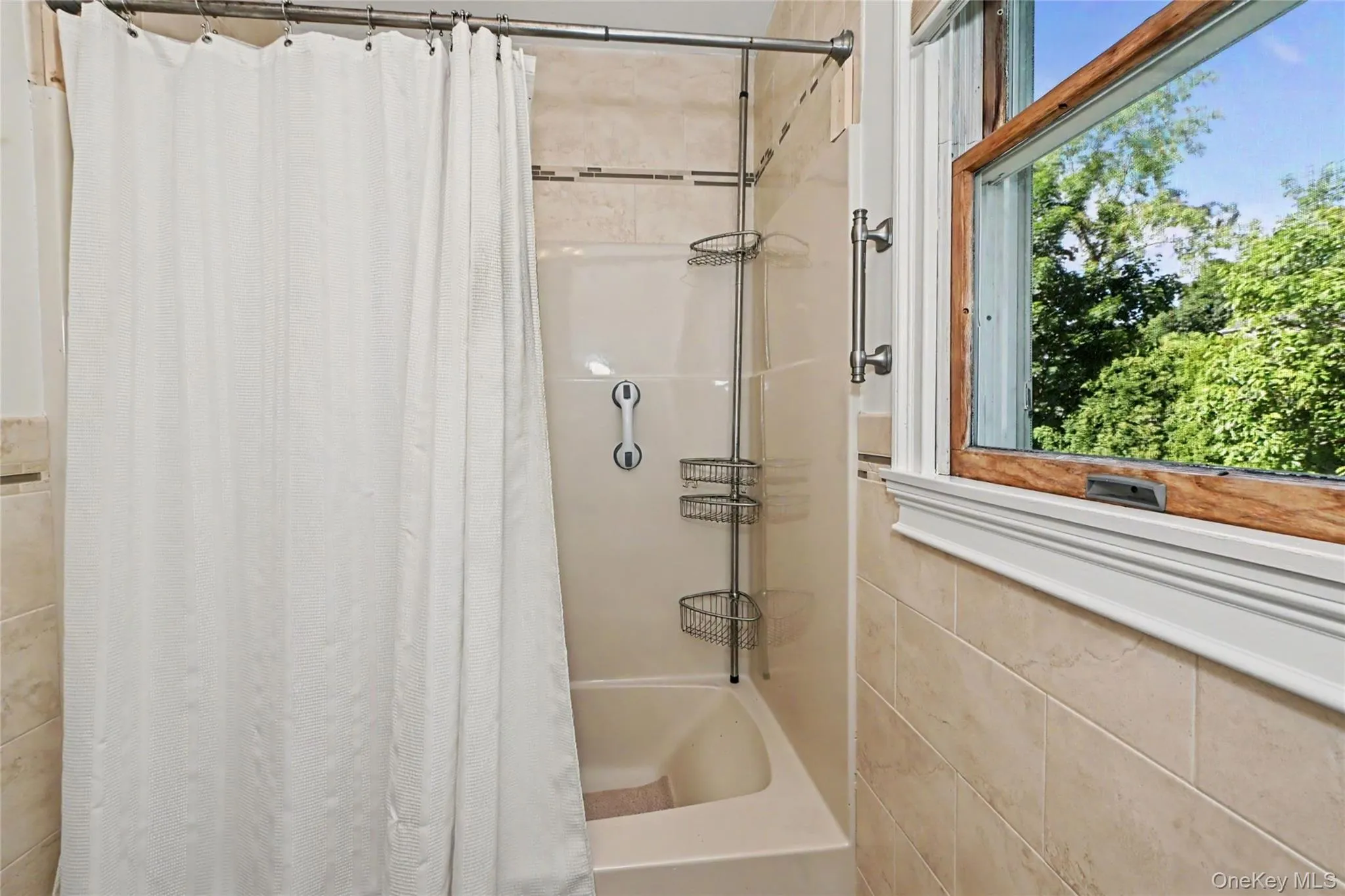 Hall Bath Tub/Shower Hall Bath Tub/Shower