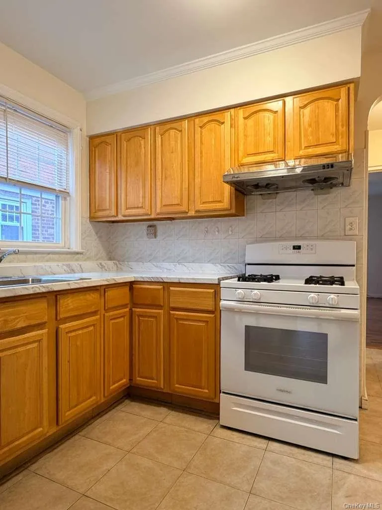 7731 166th Street, New York, NY, 3 Bedrooms Bedrooms, 4 Rooms Rooms,1 BathroomBathrooms,Residential Lease,For Rent,166th,0,1012300 7731 166th Street, New York, NY, 3 Bedrooms Bedrooms, 4 Rooms Rooms,1 BathroomBathrooms,Residential Lease,For Rent,166th,0,1012300