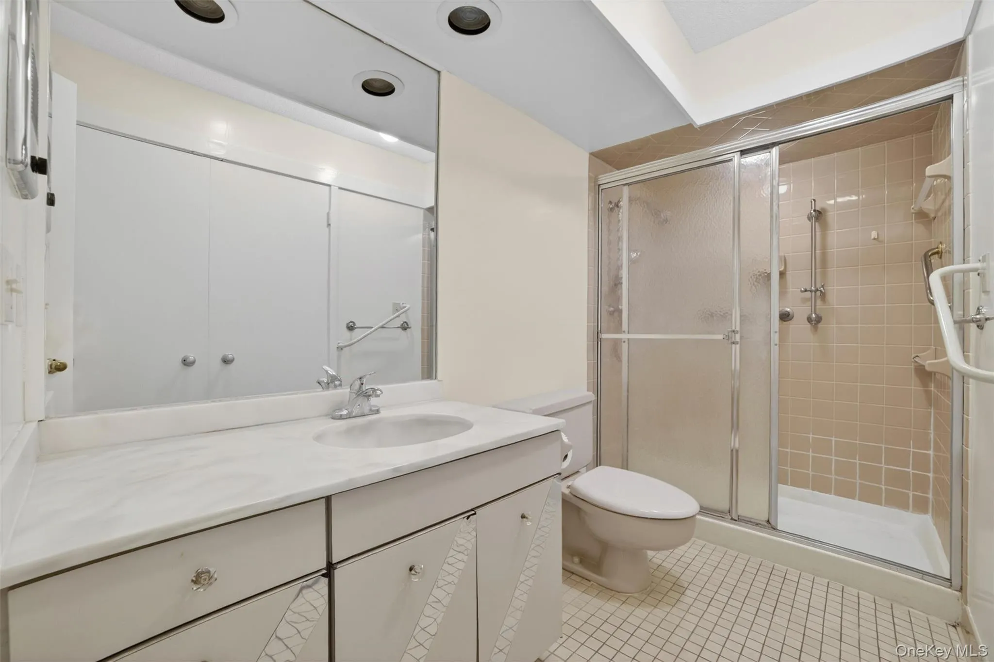 Full Hall Bath Full Hall Bath