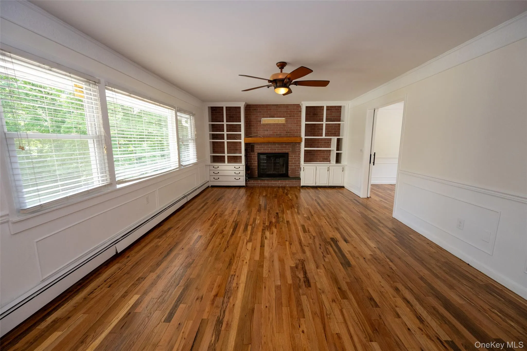 Access to the dining room / fireplace /built-ins Access to the dining room / fireplace /built-ins