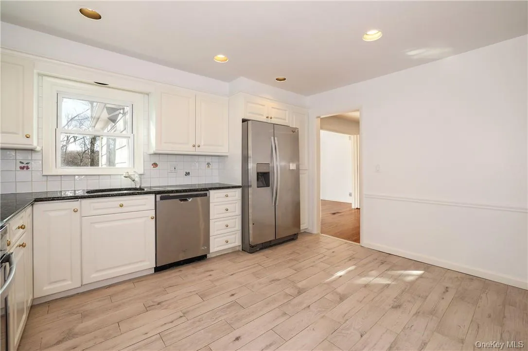 Modern eat-in kitchen Modern eat-in kitchen