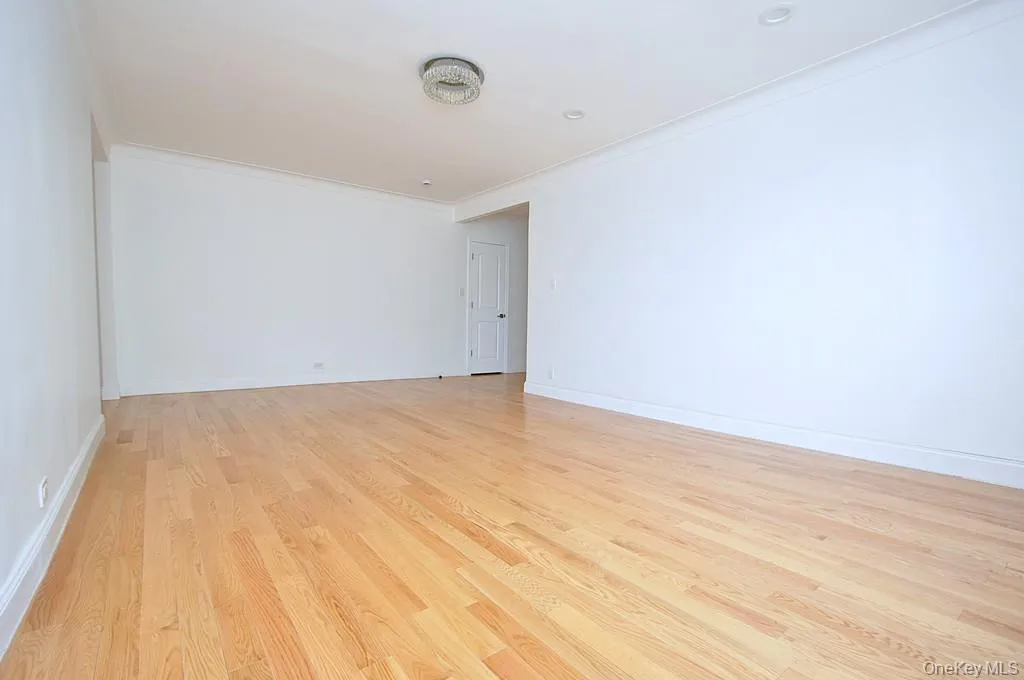 Large living room has refinished hardwood floors and is approx 21'-4" x 12'-11" Large living room has refinished hardwood floors and is approx 21'-4" x 12'-11"