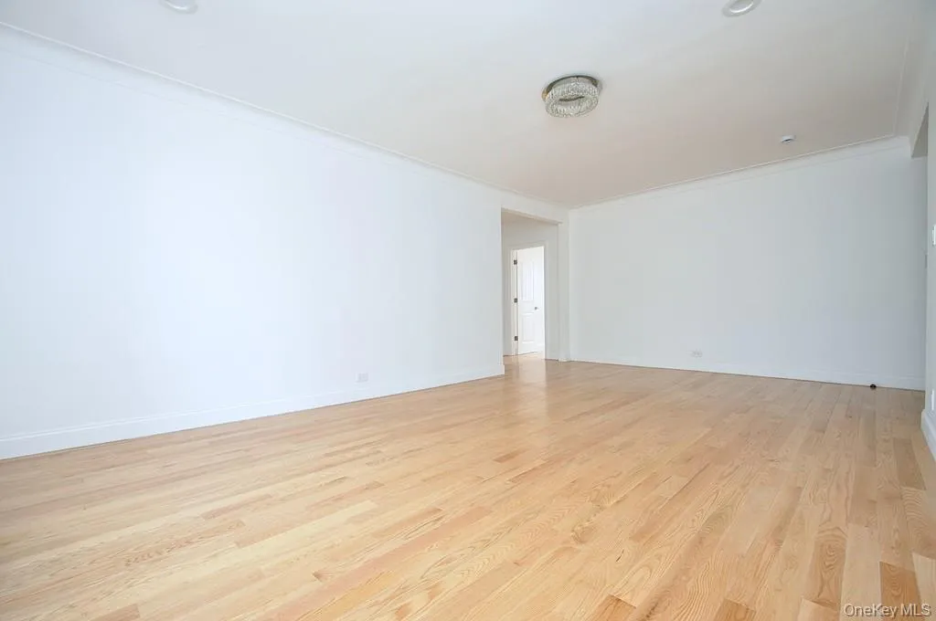 Large living room has refinished hardwood floors and is approx 21'-4" x 12'-11" Large living room has refinished hardwood floors and is approx 21'-4" x 12'-11"