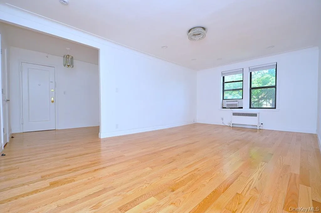 Large living room has refinished hardwood floors and is approx 21'-4" x 12'-11" Large living room has refinished hardwood floors and is approx 21'-4" x 12'-11"