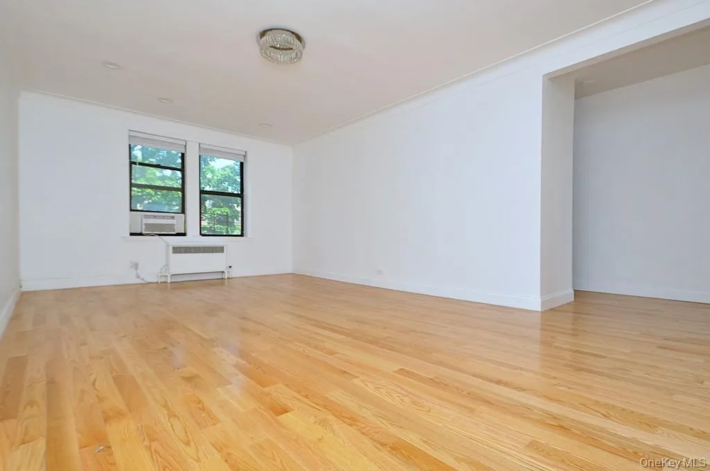 Large living room has refinished hardwood floors and is approx 21'-4" x 12'-11" Large living room has refinished hardwood floors and is approx 21'-4" x 12'-11"