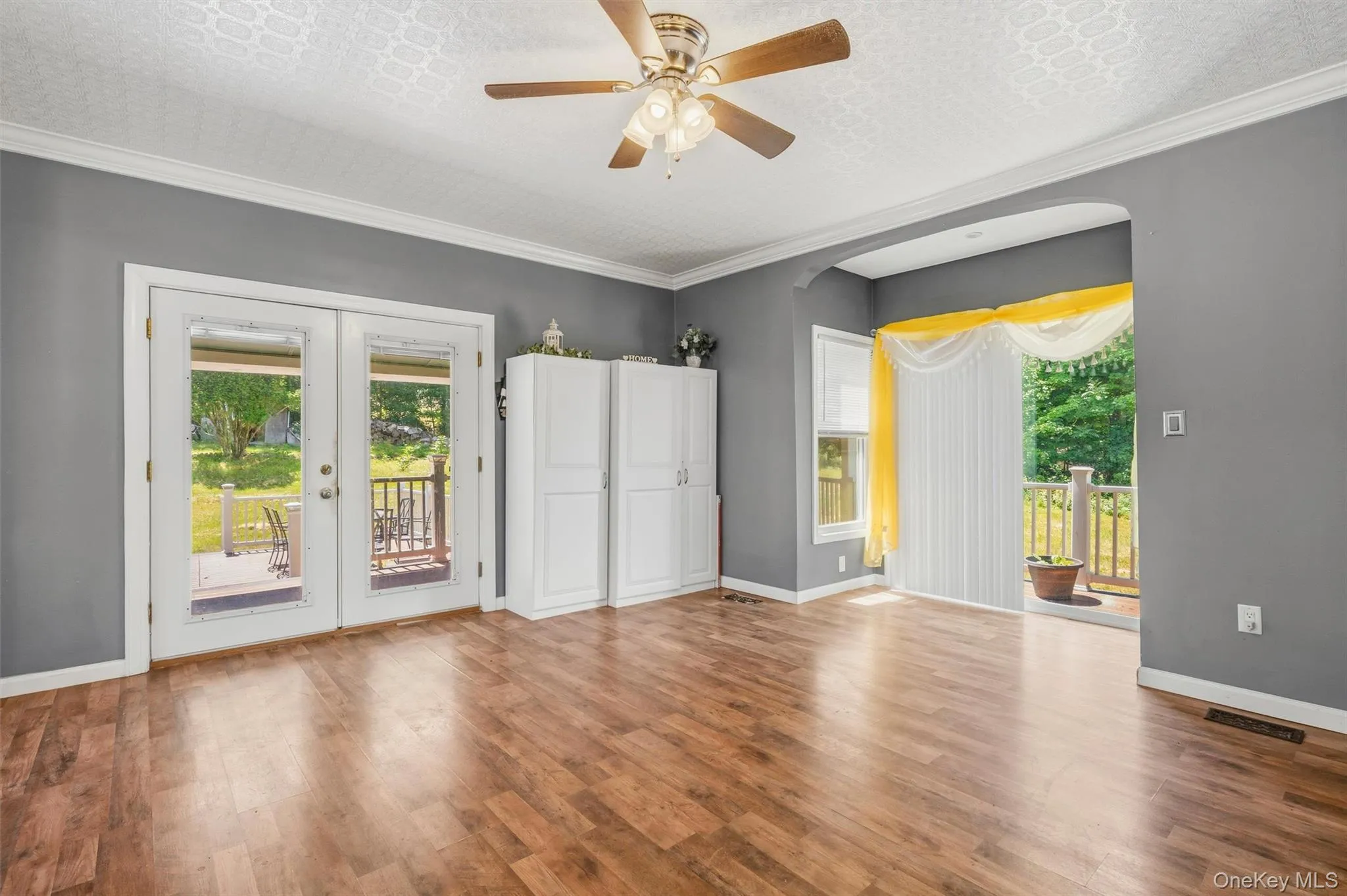 Dining room opens to back deck Dining room opens to back deck