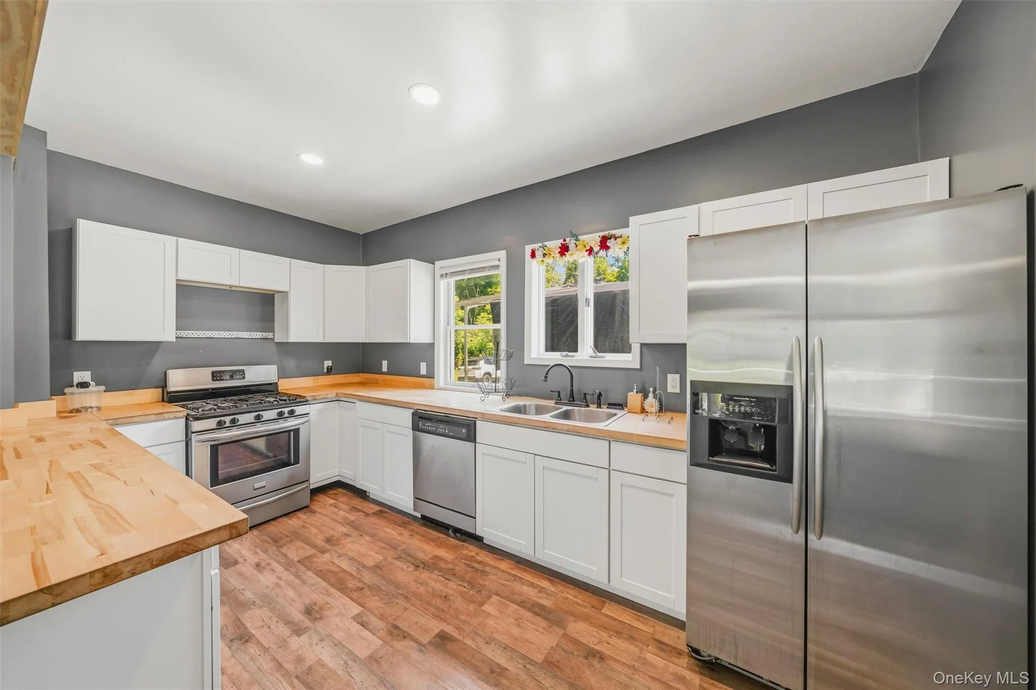 Good size kitchen with SS appliances Good size kitchen with SS appliances