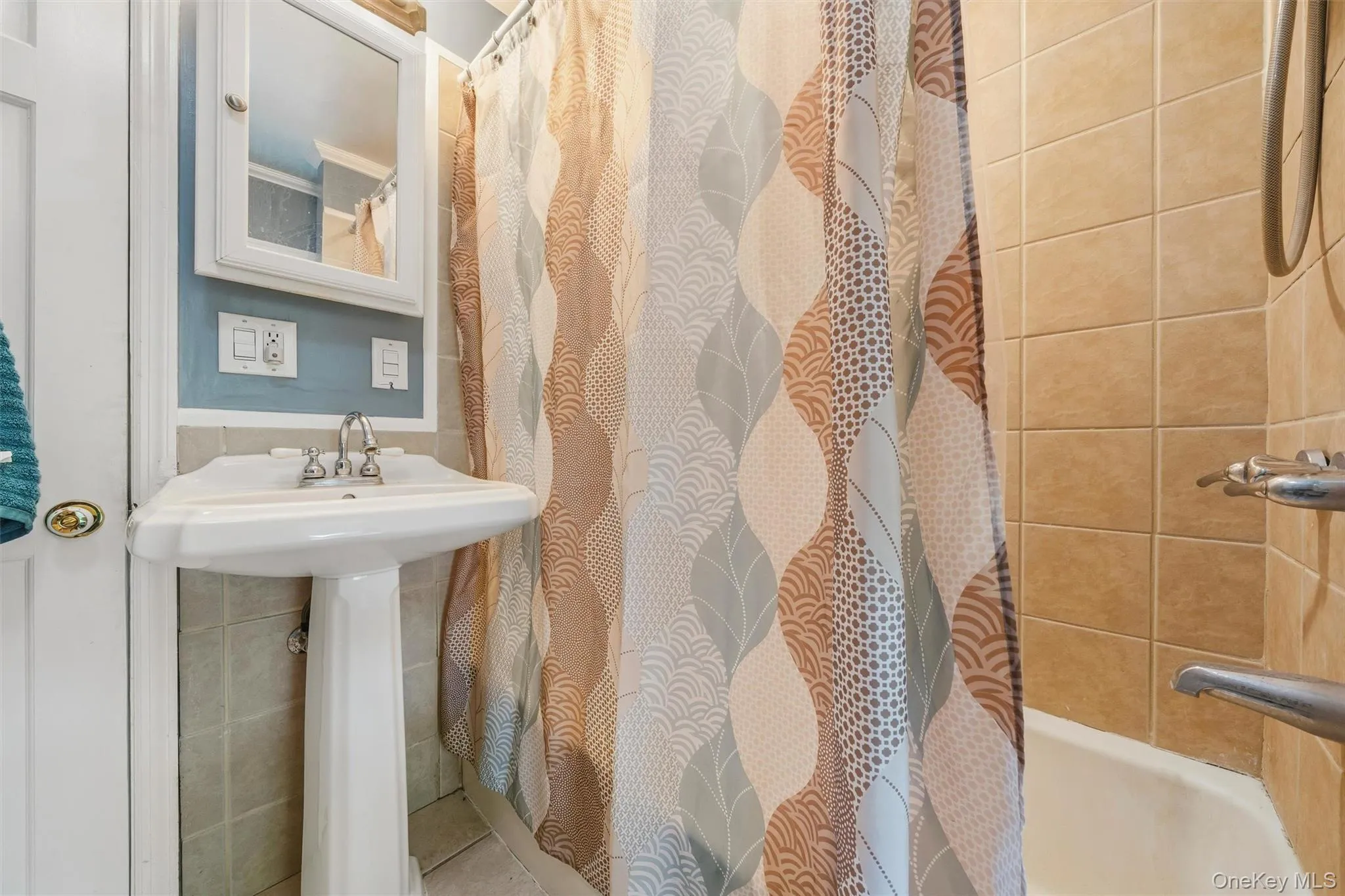 tub/shower bathroom upstairs tub/shower bathroom upstairs