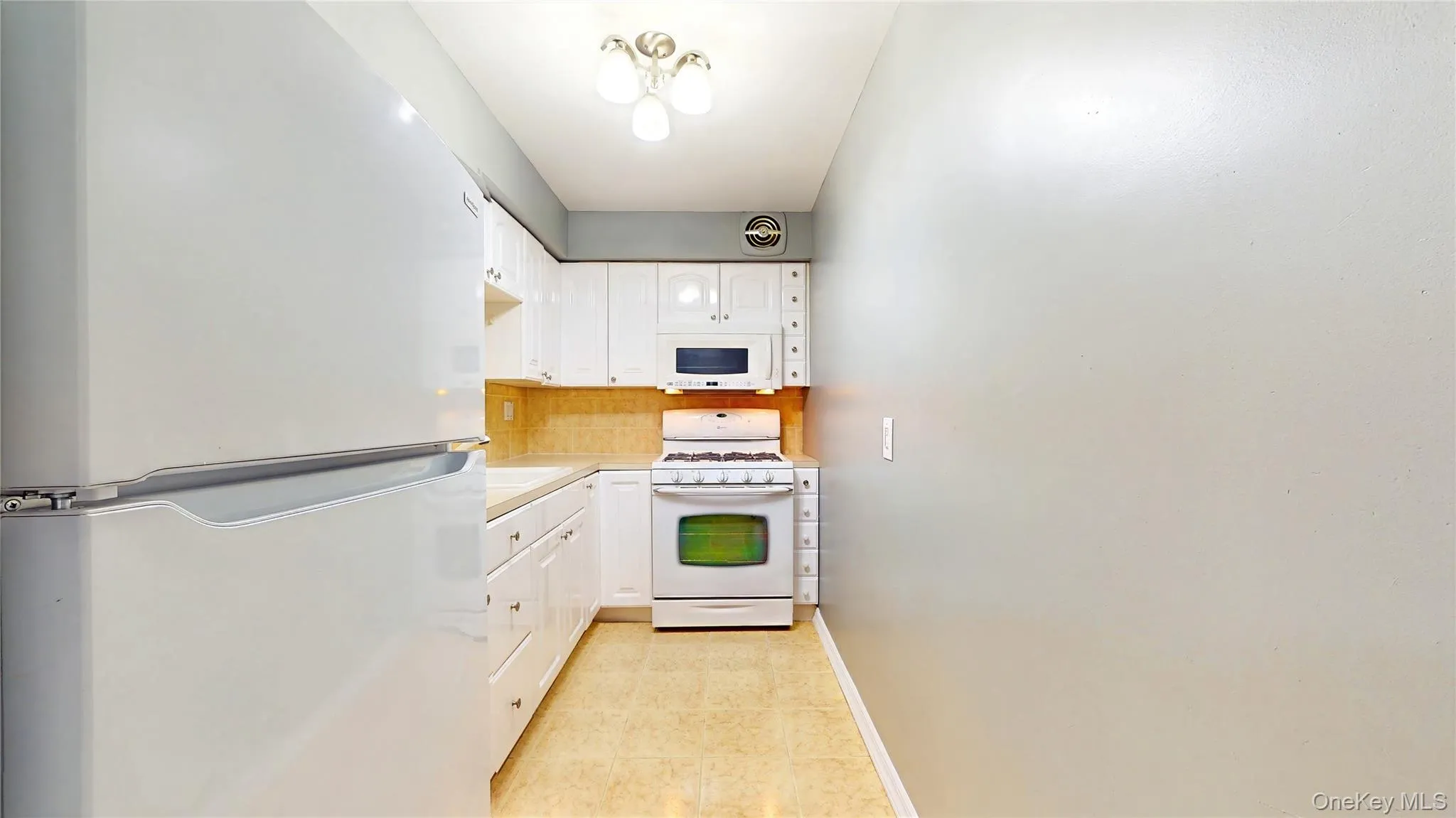 5745 74th Street, New York, NY, 1 Bedroom Bedrooms, 4 Rooms Rooms,1 BathroomBathrooms,Residential,For Rent,74th,0,1012350 5745 74th Street, New York, NY, 1 Bedroom Bedrooms, 4 Rooms Rooms,1 BathroomBathrooms,Residential,For Rent,74th,0,1012350