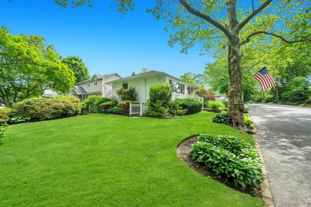 1 Pioneer Boulevard, Huntington, NY, 3 Bedrooms Bedrooms, 6 Rooms Rooms,1 BathroomBathrooms,Residential,For Rent,Pioneer,0,1012353 1 Pioneer Boulevard, Huntington, NY, 3 Bedrooms Bedrooms, 6 Rooms Rooms,1 BathroomBathrooms,Residential,For Rent,Pioneer,0,1012353