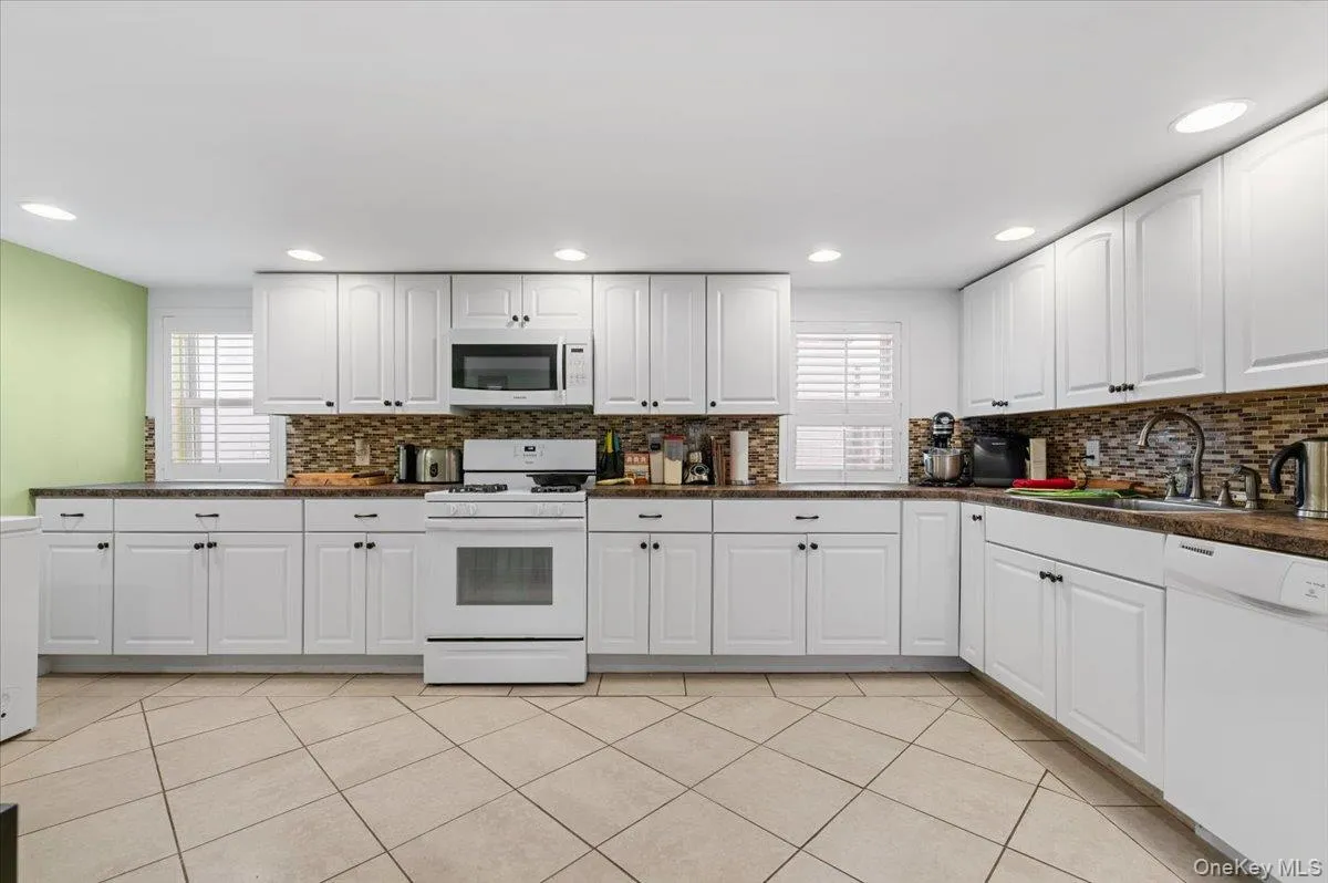 323 Walnut Street, Long Beach, NY, 5 Bedrooms Bedrooms, 13 Rooms Rooms,3 BathroomsBathrooms,Residential,For Rent,Walnut,0,1012359 323 Walnut Street, Long Beach, NY, 5 Bedrooms Bedrooms, 13 Rooms Rooms,3 BathroomsBathrooms,Residential,For Rent,Walnut,0,1012359
