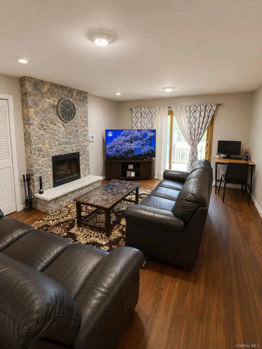 With Fireplace and Wet Basr With Fireplace and Wet Basr