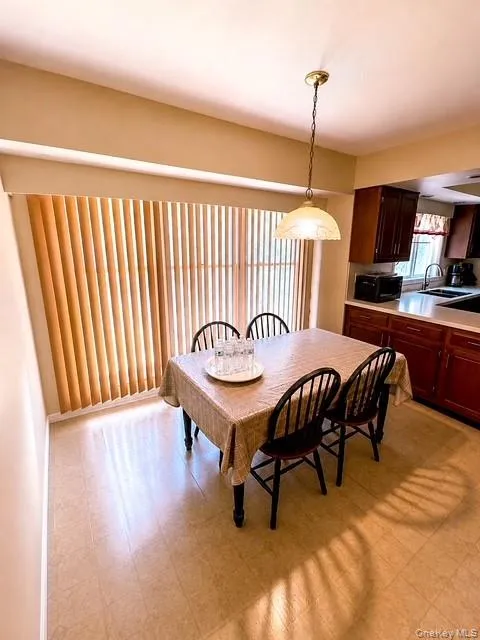 Eat-in kitchen Eat-in kitchen