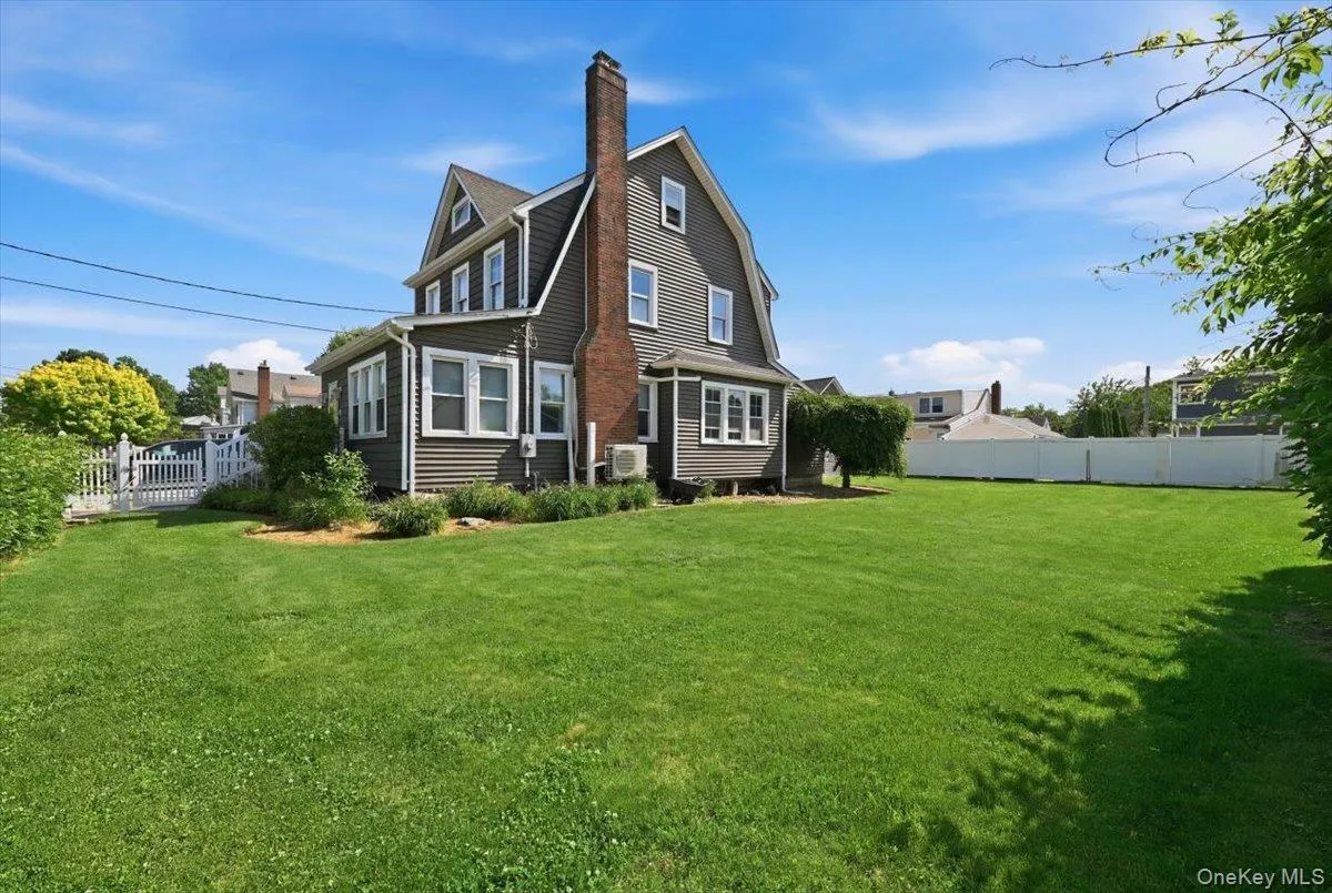 11 Moeller Street, Oyster Bay, NY, 3 Bedrooms Bedrooms, 8 Rooms Rooms,2 BathroomsBathrooms,Residential,For Rent,Moeller,0,1012376 11 Moeller Street, Oyster Bay, NY, 3 Bedrooms Bedrooms, 8 Rooms Rooms,2 BathroomsBathrooms,Residential,For Rent,Moeller,0,1012376