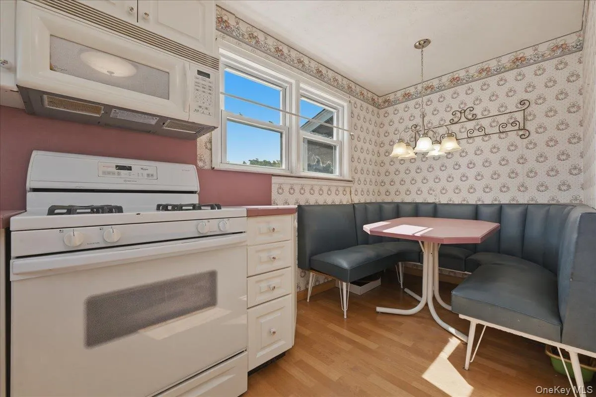 11 Moeller Street, Oyster Bay, NY, 3 Bedrooms Bedrooms, 8 Rooms Rooms,2 BathroomsBathrooms,Residential,For Rent,Moeller,0,1012376 11 Moeller Street, Oyster Bay, NY, 3 Bedrooms Bedrooms, 8 Rooms Rooms,2 BathroomsBathrooms,Residential,For Rent,Moeller,0,1012376
