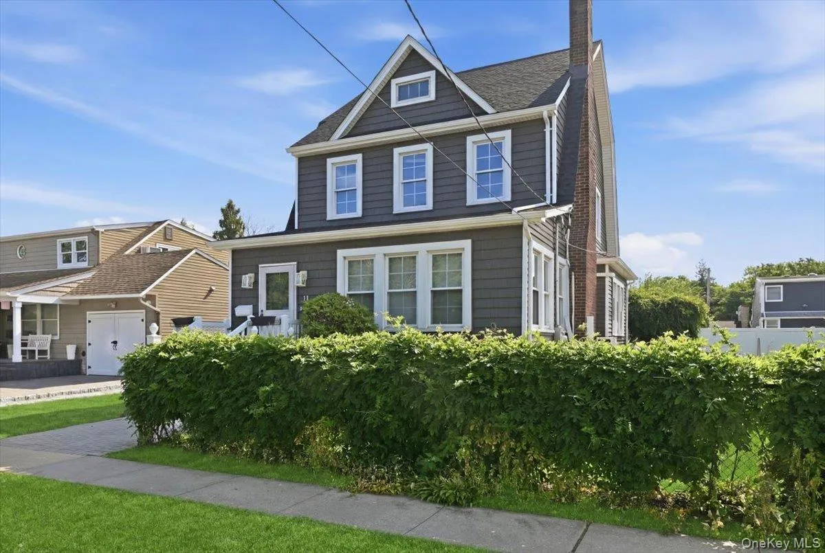 11 Moeller Street, Oyster Bay, NY, 3 Bedrooms Bedrooms, 8 Rooms Rooms,2 BathroomsBathrooms,Residential,For Rent,Moeller,0,1012376 11 Moeller Street, Oyster Bay, NY, 3 Bedrooms Bedrooms, 8 Rooms Rooms,2 BathroomsBathrooms,Residential,For Rent,Moeller,0,1012376