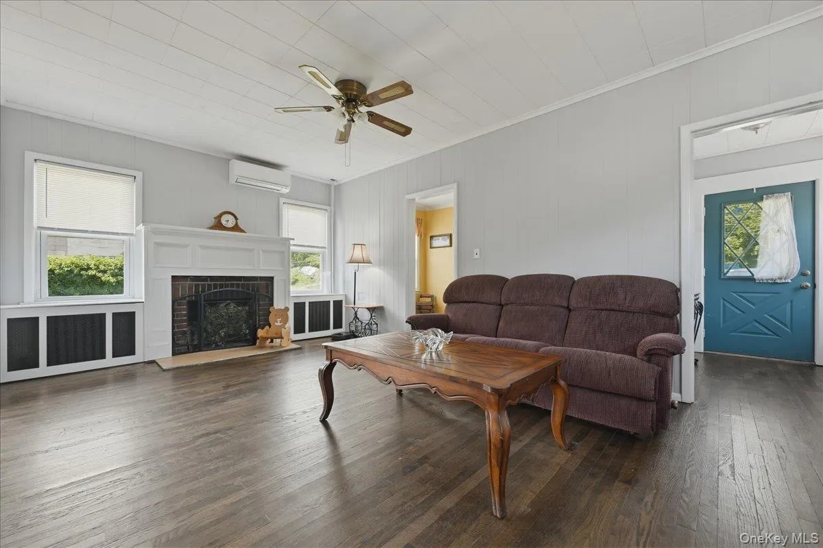 11 Moeller Street, Oyster Bay, NY, 3 Bedrooms Bedrooms, 8 Rooms Rooms,2 BathroomsBathrooms,Residential,For Rent,Moeller,0,1012376 11 Moeller Street, Oyster Bay, NY, 3 Bedrooms Bedrooms, 8 Rooms Rooms,2 BathroomsBathrooms,Residential,For Rent,Moeller,0,1012376