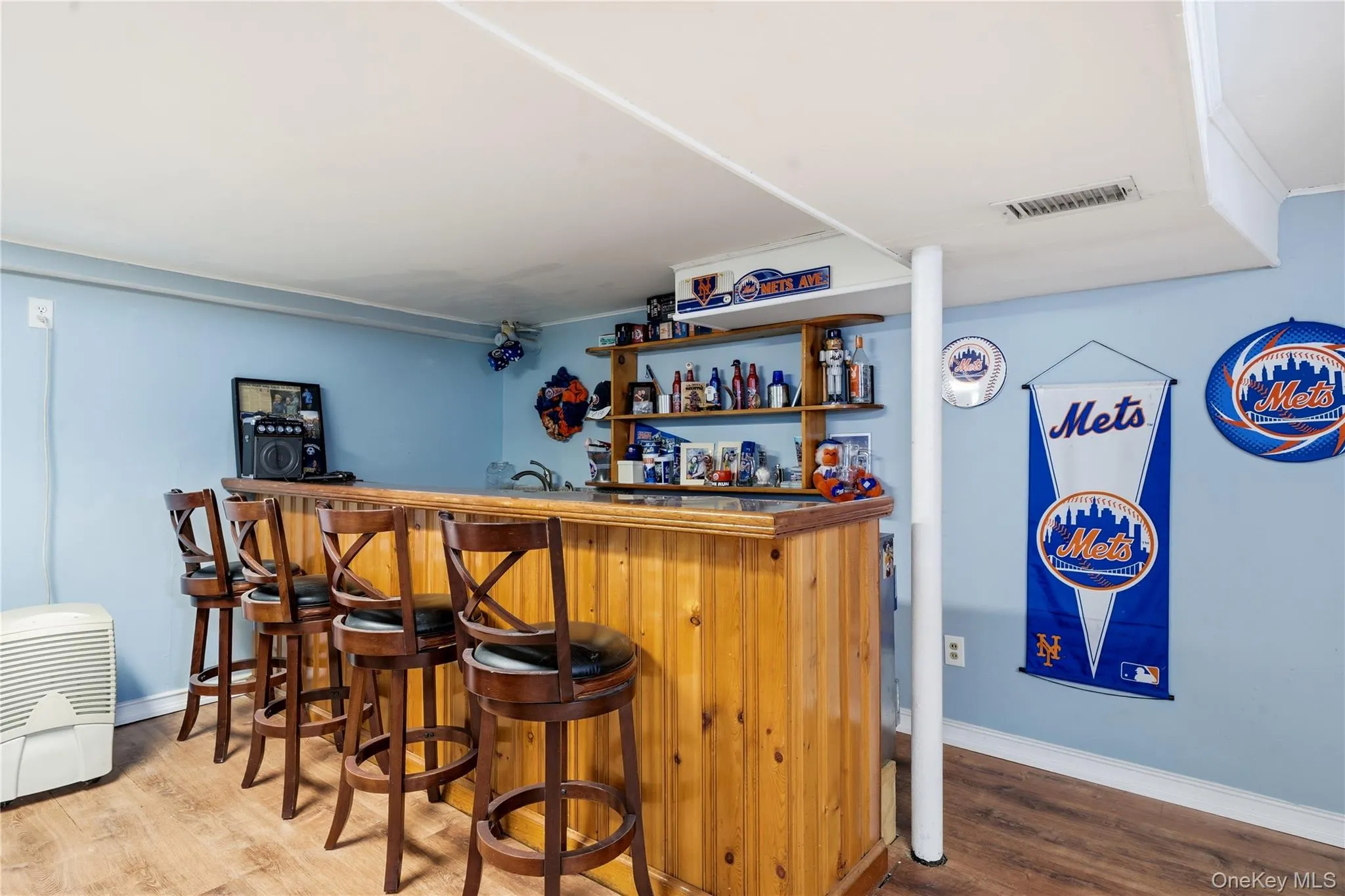 Wet bar in lower level family room. Wet bar in lower level family room.
